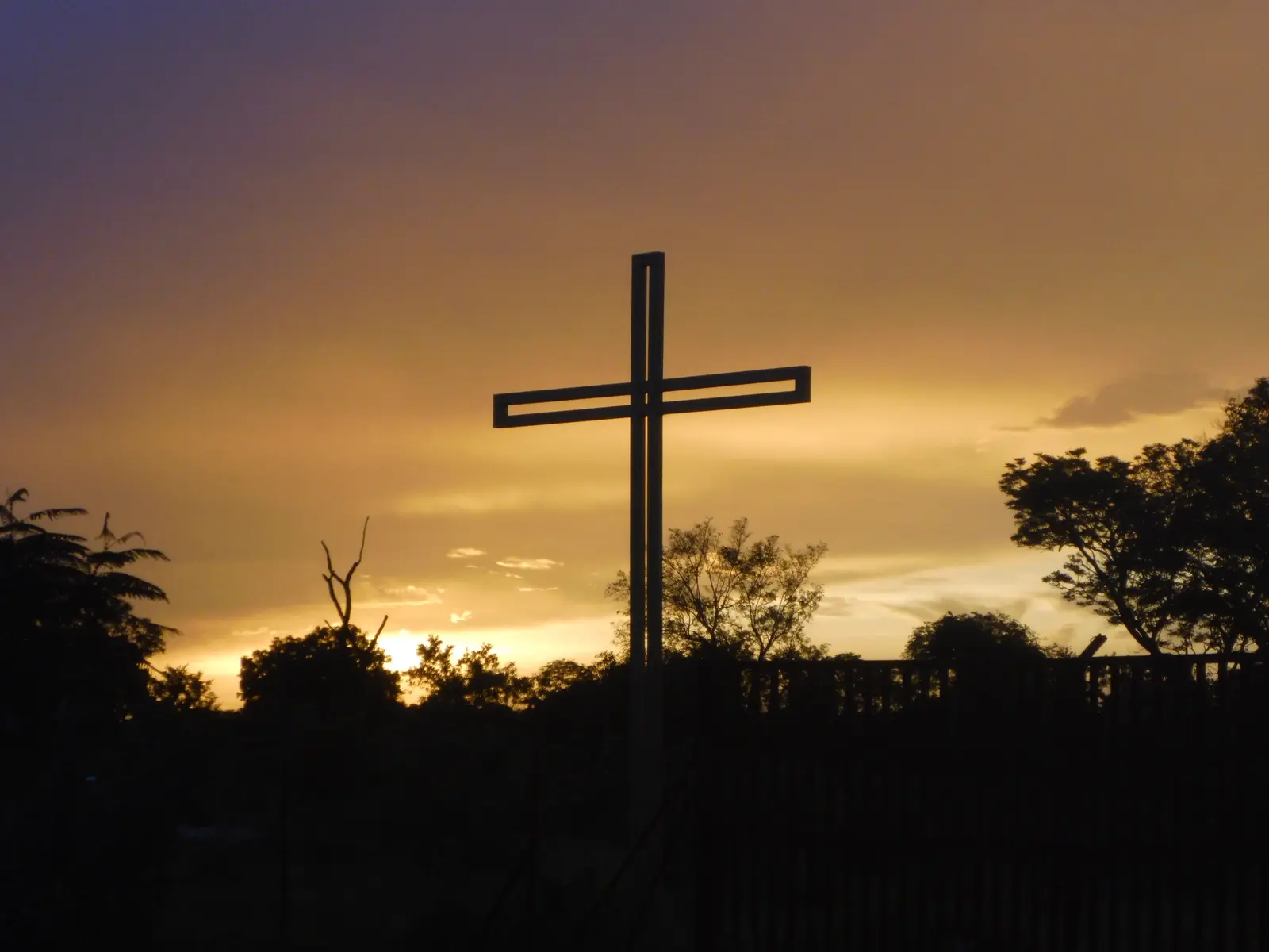 Croix du monastère au coucher du soleil