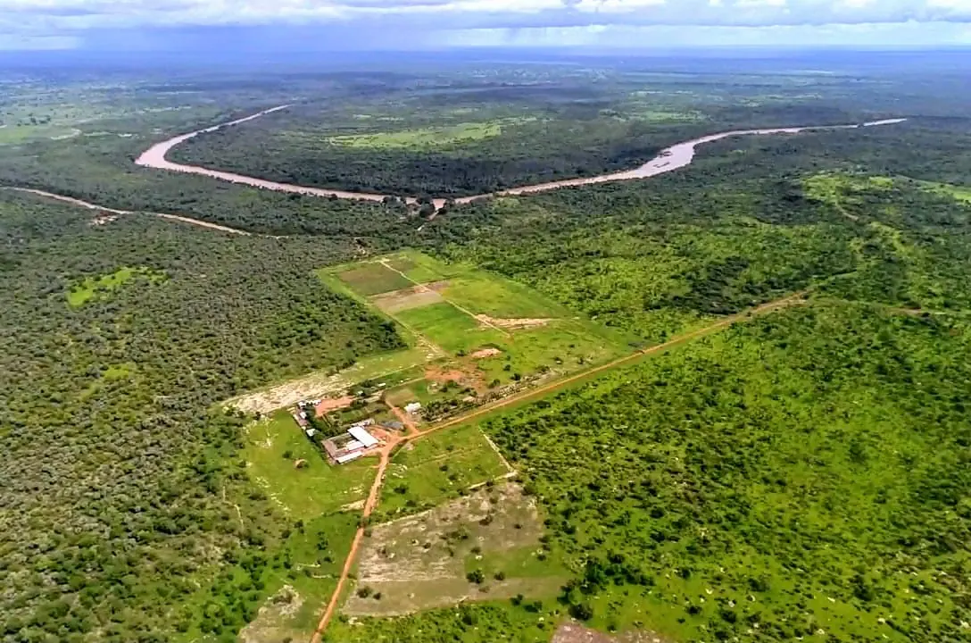 Le monastère et le fleuve Gambie vus du ciel