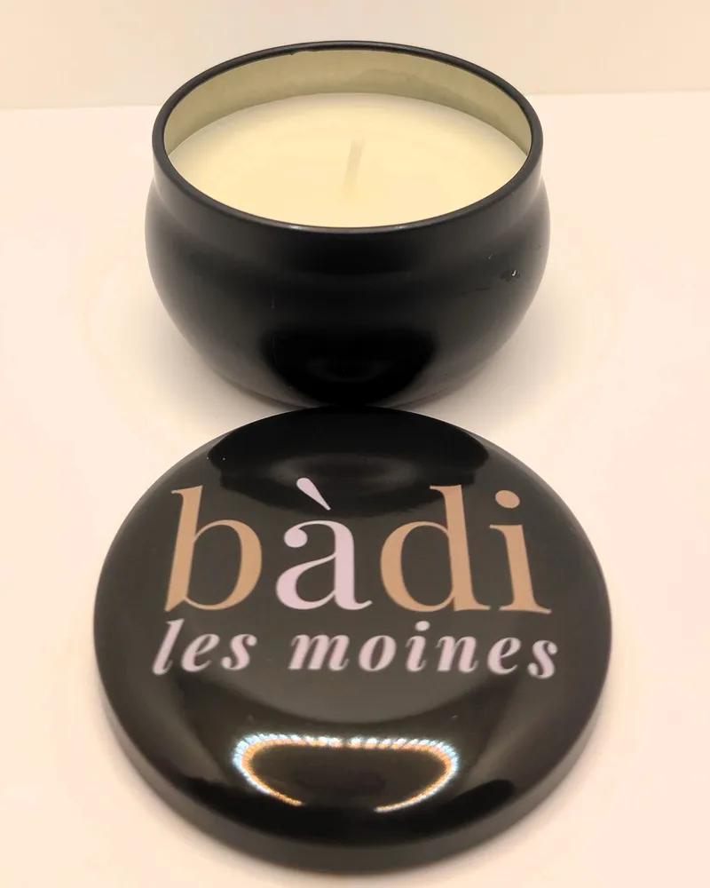 Bougie bàdi ouverte, couvercle posé devant